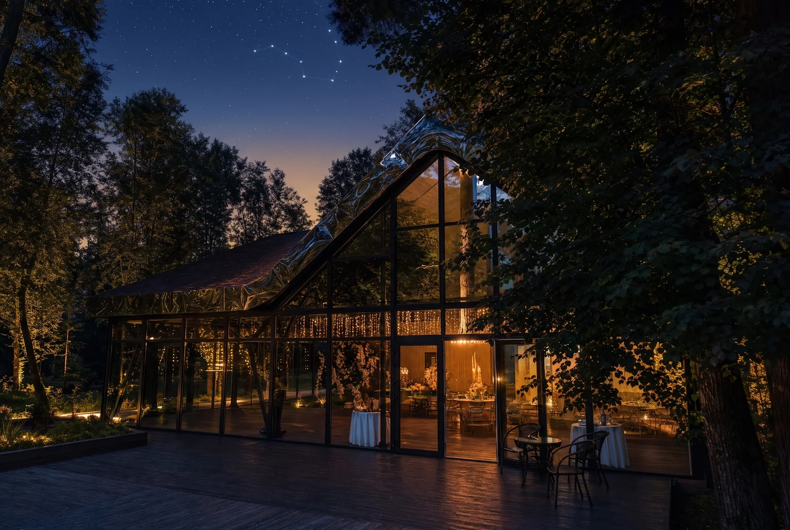 Лес Event House — стеклянный банкетный зал в лесу ночью, созвездие над крышей